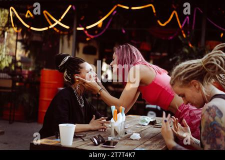 Le donne amiche si divertono e si spalmano le stelle a vicenda. Foto Stock