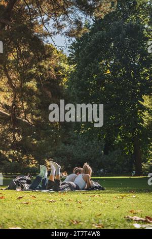 persone che riposano nel parco in un pomeriggio primaverile Foto Stock