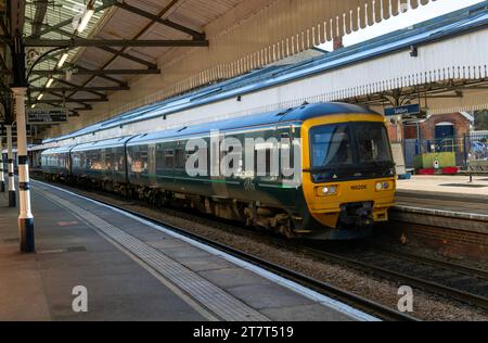 GWR Great Western Railway Class 165 Turbo train 166206 alla stazione di Salisbury, Wiltshire, Inghilterra, Regno Unito Foto Stock