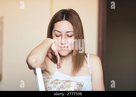 Ritratto di donna felice in abbigliamento casual a casa Foto Stock