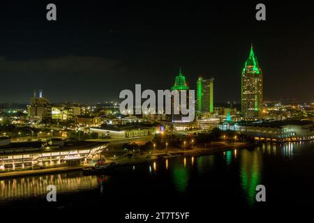 Downtown Mobile, skyline del fiume Alabama di notte Foto Stock