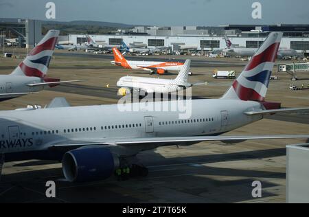 Una vista dal Terminal Sud dell'Aeroporto di Gatwick guardando verso il Terminal Nord, che include l'estensione del ponte aereo e una varietà di aerei Foto Stock