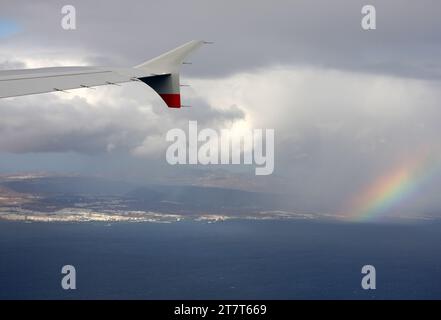 Vista dell'aeroporto Arrecife di Lanzarote vista dall'arrivo di un Airbus A321 della British Airways, con vista sull'ala e arcobaleno inclusi Foto Stock