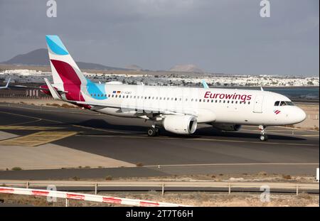 Un Airbus A320 di Eurowings in attesa di partire dall'aeroporto di Lanzarote Arrecife alle Isole Canarie Foto Stock