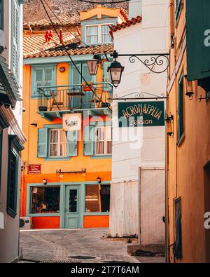 Un primo piano di una strada urbana in una giornata di sole in Grecia Foto Stock