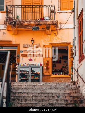 Un primo piano di una strada urbana in una giornata di sole in Grecia Foto Stock