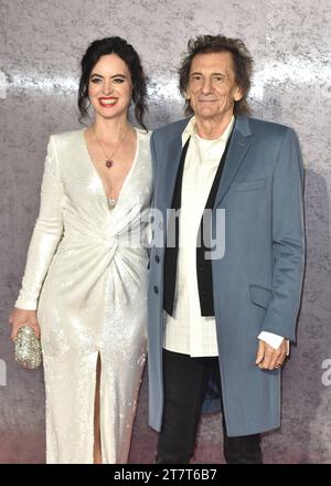 Ronnie Wood e Sally Wood partecipano a Napoleon - UK Premiere, presso l'Odeon Luxe Leicester Square a Londra, in Inghilterra. REGNO UNITO. Giovedì 16 novembre 2023 - BANG MEDIA INTERNATIONAL FAMOUS PICTURES 28 HOLMES ROAD LONDON NW5 3AB REGNO UNITO tel 44 0 02 7485 1005 email: picturesfamous.uk.com Copyright: XJamesxWarrenx FP Napoleon UK Prem 071 Credit: Imago/Alamy Live News Foto Stock