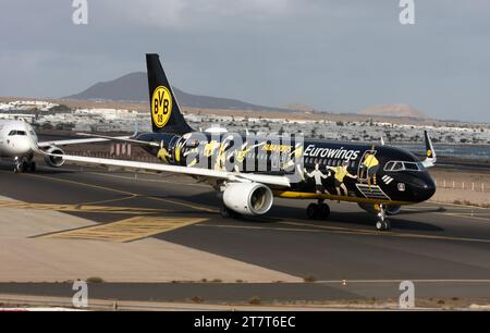 Un Airbus A320 di Eurowings in uno speciale BVB FanAirbus Livery in attesa di lasciare l'aeroporto di Lanzarote Arrecife Foto Stock