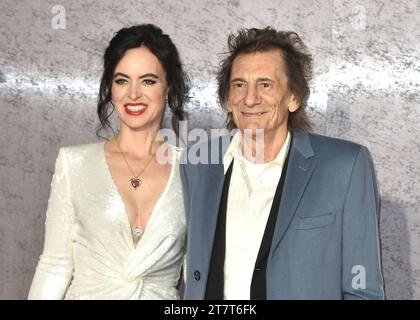 Ronnie Wood e Sally Wood partecipano a Napoleon - UK Premiere, presso l'Odeon Luxe Leicester Square a Londra, in Inghilterra. REGNO UNITO. Giovedì 16 novembre 2023 - BANG MEDIA INTERNATIONAL FAMOUS PICTURES 28 HOLMES ROAD LONDON NW5 3AB REGNO UNITO tel 44 0 02 7485 1005 email: picturesfamous.uk.com Copyright: XJamesxWarrenx FP Napoleon UK Prem 073 Credit: Imago/Alamy Live News Foto Stock