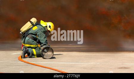 I pompieri in funzione circondano di fumo Foto Stock