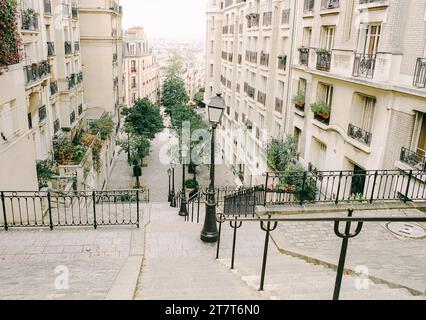 Scale e lampioni ornati che conducono a Montmartre Foto Stock