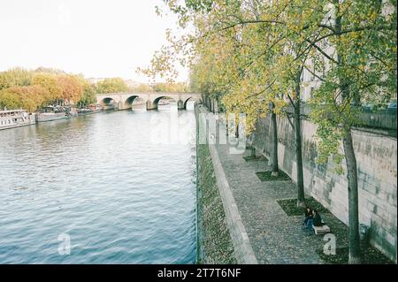 Il fiume Senna con alberi colorati d'autunno a Parigi in francia Foto Stock