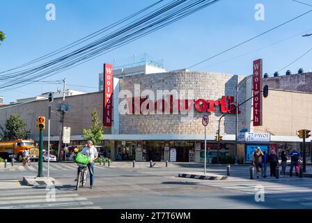 Città del Messico, CDMX, Messico, Un paesaggio con il negozio Woolworth in strada, solo editoriale. Foto Stock