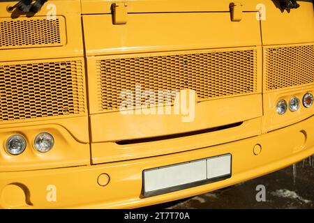 Scuolabus giallo. Dettagli del trasporto scolastico. Fari per auto. Foto Stock