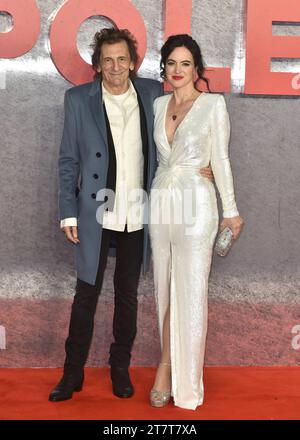 Ronnie Wood e Sally Wood partecipano a Napoleon - UK Premiere, presso l'Odeon Luxe Leicester Square a Londra, in Inghilterra. REGNO UNITO. Giovedì 16 novembre 2023 - BANG MEDIA INTERNATIONAL FAMOUS PICTURES 28 HOLMES ROAD LONDON NW5 3AB REGNO UNITO tel 44 0 02 7485 1005 email: picturesfamous.uk.com Copyright: XJamesxWarrenx FP Napoleon UK Prem 069 Credit: Imago/Alamy Live News Foto Stock