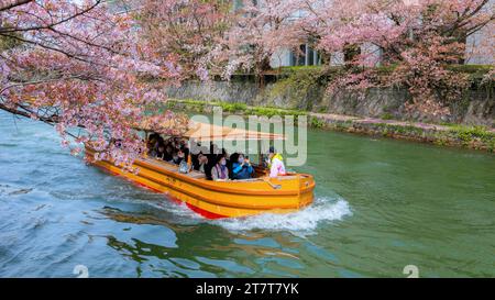 Kyoto, Giappone - 2 aprile 2023: Il giro in barca Okazaki Jikkokubune effettua una crociera di tre chilometri dal molo delle barche di Nanzenji alla diga di Ebisu e ritorno Foto Stock