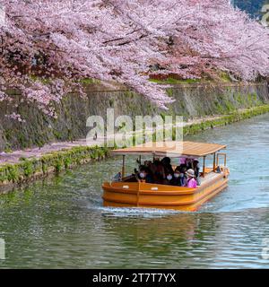 Kyoto, Giappone - 2 aprile 2023: Il giro in barca Okazaki Jikkokubune effettua una crociera di tre chilometri dal molo delle barche di Nanzenji alla diga di Ebisu e ritorno Foto Stock