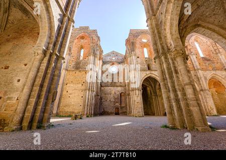 Elevazione del transetto dell'Abbazia abbandonata di San Galgano, un monastero cistercense del Medioevo costruito a Chiusdino, un villaggio di campagna toscano nel sud-est dell'Europa Foto Stock