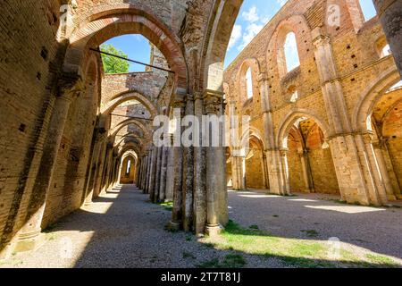 Sala principale dell'Abbazia di San Galgano, un monastero cistercense del Medioevo costruito a Chiusdino, un villaggio rurale toscano nell'Ita centrale Foto Stock