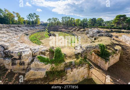 Rovine dell'antico anfiteatro romano con tipica forma ovale del Colosseo a Ortigia, un'isola di Siracusa, Sicilia, Italia Foto Stock