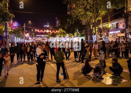 Bambini al mercato notturno di Cao Bang nel Vietnam del Nord Foto Stock