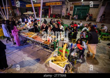 Bambini al mercato notturno di Cao Bang nel Vietnam del Nord Foto Stock