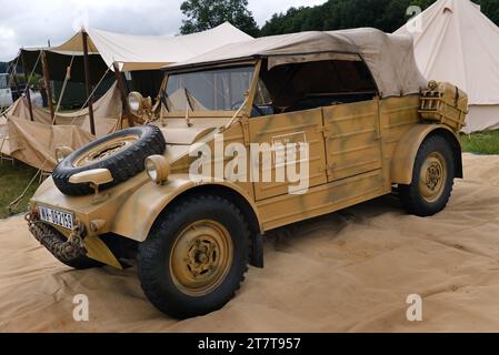 Il ruolo del Kübelwagen come veicolo militare multiuso leggero lo rese l'equivalente tedesco della Allied Willys MB 'jeep' e della GAZ-67, Foto Stock