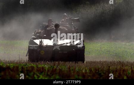 Spettacolo della vittoria. leicester, Regno Unito, 2023. Scena di battaglia con soldati e cacciacarri M18. Foto Stock