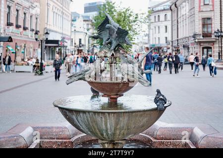 Kazan, Russia - 7 giugno 2023: Primo piano della fontana con composizione scultorea Pigeons sulla strada pedonale turistica Bauman. Scultore I.N. Bashmakov, 20 anni Foto Stock