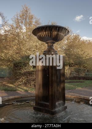 Le statue delle fontane a più livelli nel parco del Regent. Che crea un'atmosfera estetica, fontana in pietra di stile classico con acqua fluente, fount vintage Foto Stock