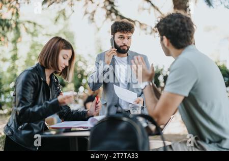 Un team urbano dinamico pianifica la crescita aziendale, analizzando le tendenze del mercato e discutendo della pianificazione finanziaria per ottenere risultati di successo. Foto Stock