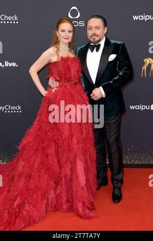 Barbara Meier mit Ehemann Klemens Hallmann bei der 75. Bambi-Verleihung 2023 in der Bavaria Filmstadt. München, 16.11.2023 *** Barbara Meier con il marito Klemens Hallmann ai Bambi Awards 75 2023 in Baviera Filmstadt Monaco, 16 11 2023 foto:XF.xKernx/xFuturexImagex bambi 3283 credito: Imago/Alamy Live News Foto Stock