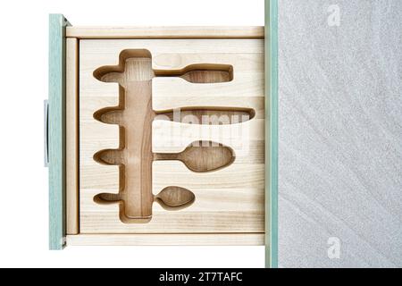 Supporti in legno per posate in cassettiera aperta per tavolo da servizio isolato su sfondo bianco. Dispositivo unico e confortevole per la conservazione degli utensili Foto Stock