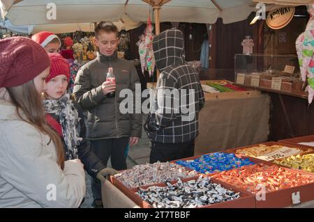 Ragazzi a Natale street fair al Rynek Glowny o la piazza principale del mercato, Cracovia in Polonia Foto Stock