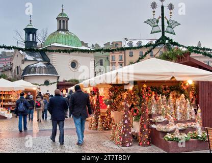 Stagione di Natale street fair al Rynek Glowny o la piazza principale del mercato, Cracovia in Polonia Foto Stock