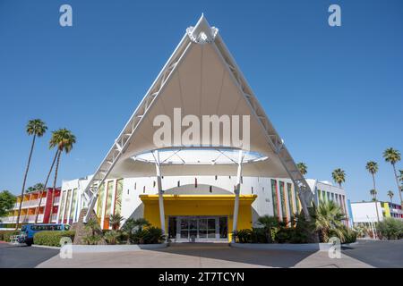 Palm Springs, California - 13 maggio 2023: Ingresso modernista del Saguaro Hotel & Pool a Palm Springs, California Foto Stock
