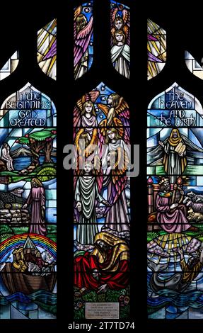 Immagini del Vecchio Testamento raffigurate in vetrate colorate del XXI secolo, Chiesa di San Michele, Workington, Cumbria, Regno Unito Foto Stock