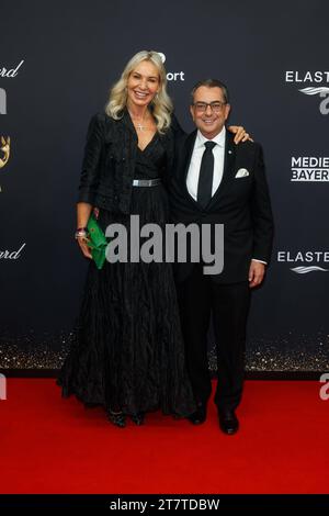 Bambi Verleihung 2023 Saskia Greipl Kostantinidis und Stavros Kostantinidis bei der Bambi Verleihung 2023 im Studio 9 der Bavaria Filmstadt am 16.11.2023 a München. *** Bambi Awards 2023 Saskia Greipl Kostantinidis e Stavros Kostantinidis ai Bambi Awards 2023 presso Studio 9 della Baviera Filmstadt il 16 11 2023 a Monaco di Baviera Copyright: XEventpressxKochanx Credit: Imago/Alamy Live News Foto Stock
