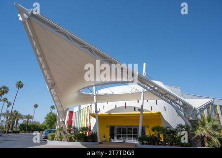 Palm Springs, California - 13 maggio 2023: Ingresso modernista del Saguaro Hotel & Pool a Palm Springs, California Foto Stock
