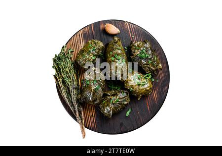 Dolma tradizionale georgiano in foglie d'uva. Isolata, sfondo bianco Foto Stock