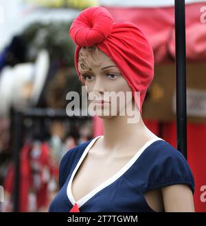 Modelli femminili utilizzati come pubblicità per le vendite. Foto Stock