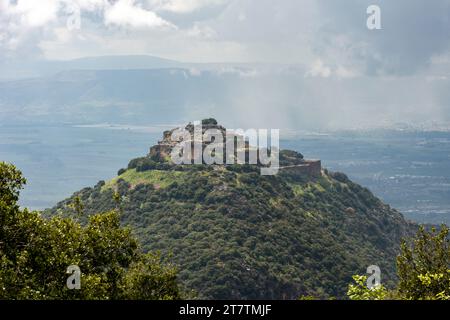 Vista dell'antica fortezza in cima alla montagna chiamata castello di Nimrod, che si erge in cima a una vetta ai piedi del monte Hermon in Galilea, Isra settentrionale Foto Stock