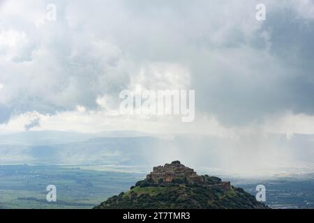 Vista dell'antica fortezza in cima alla montagna chiamata castello di Nimrod, che si erge in cima a una vetta ai piedi del monte Hermon in Galilea, Isra settentrionale Foto Stock