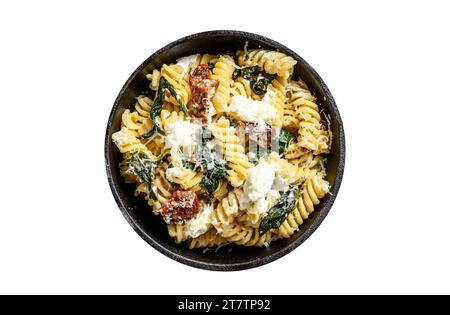 Delizioso piatto di fusilli di pasta con salsa di spinaci cremosa e pomodori secchi. Isolare, sfondo bianco Foto Stock
