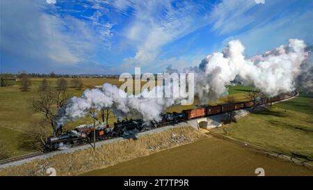 Ronks, Pennsylvania, 18 febbraio 2023 - An Aerial View of a Steam Double-Header Freight , Passenger Combo Train Approach Blowing Lots of Smoke and Foto Stock