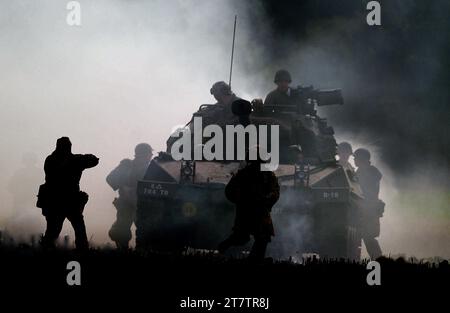 Spettacolo della vittoria. leicester, Regno Unito, 2023. Scena di battaglia con soldati e cacciacarri M18. Foto Stock