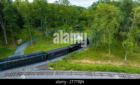 Rockhill Furnace, Pennsylvania, 5 agosto 2023 - Vista aerea di un treno passeggeri a scartamento ridotto che entra a Wye per un picnic su una soleggiata estate da Foto Stock