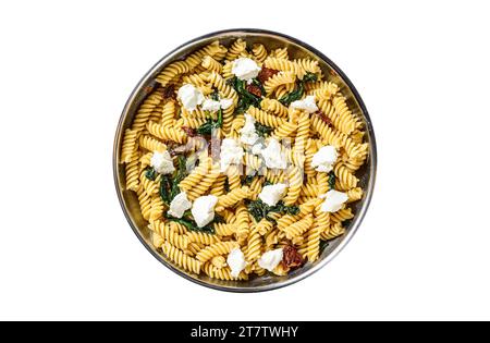 Fusilli con spinaci e ricotta in padella. Isolare, sfondo bianco Foto Stock