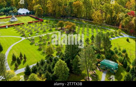 Elizabethtown, Pennsylvania, 22 ottobre 2023 - Vista aerea di un grande gazebo nel mezzo di un vigneto, con posti a sedere per un matrimonio in autunno Foto Stock