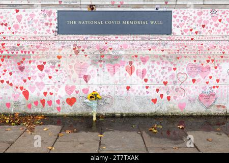 Il National COVID Memorial Wall sulla riva sud del Tamigi con placca e bouquet di fiori, Londra, Regno Unito Foto Stock
